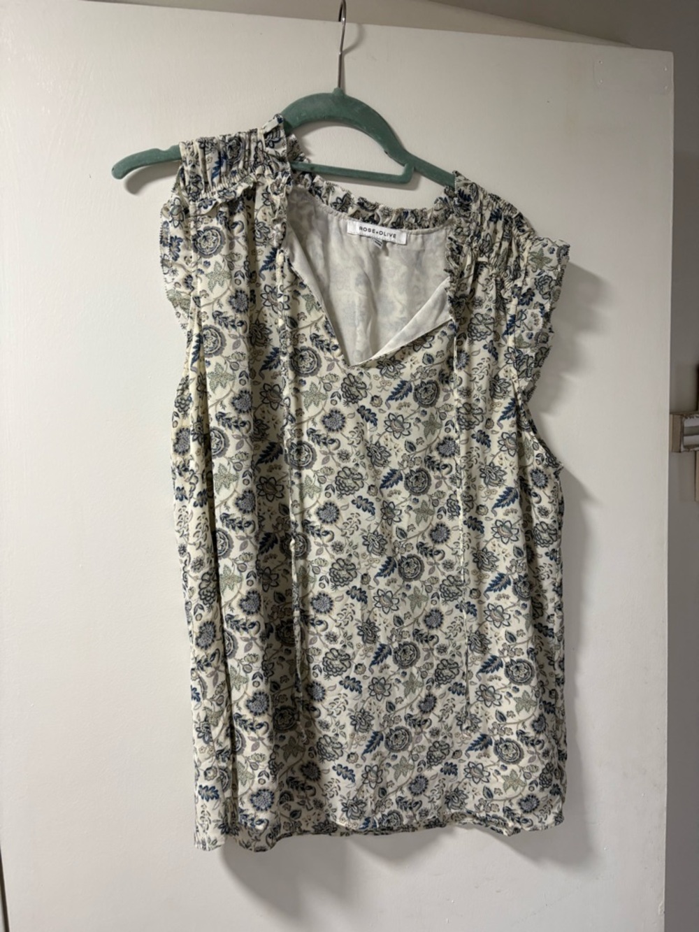 Rose & Olive Cream Floral V-Neck Sleeveless Blouse